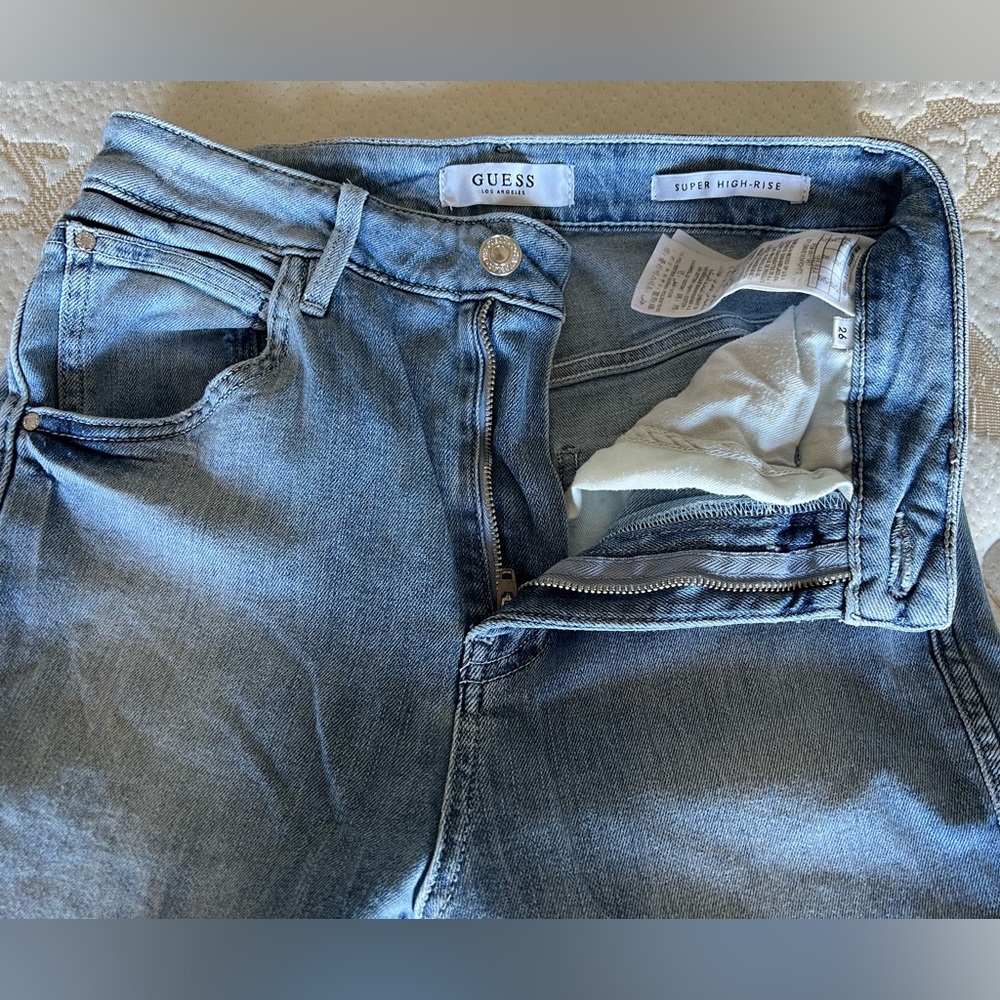 Guess Ripped Knee Jeans - Picture 3 of 5